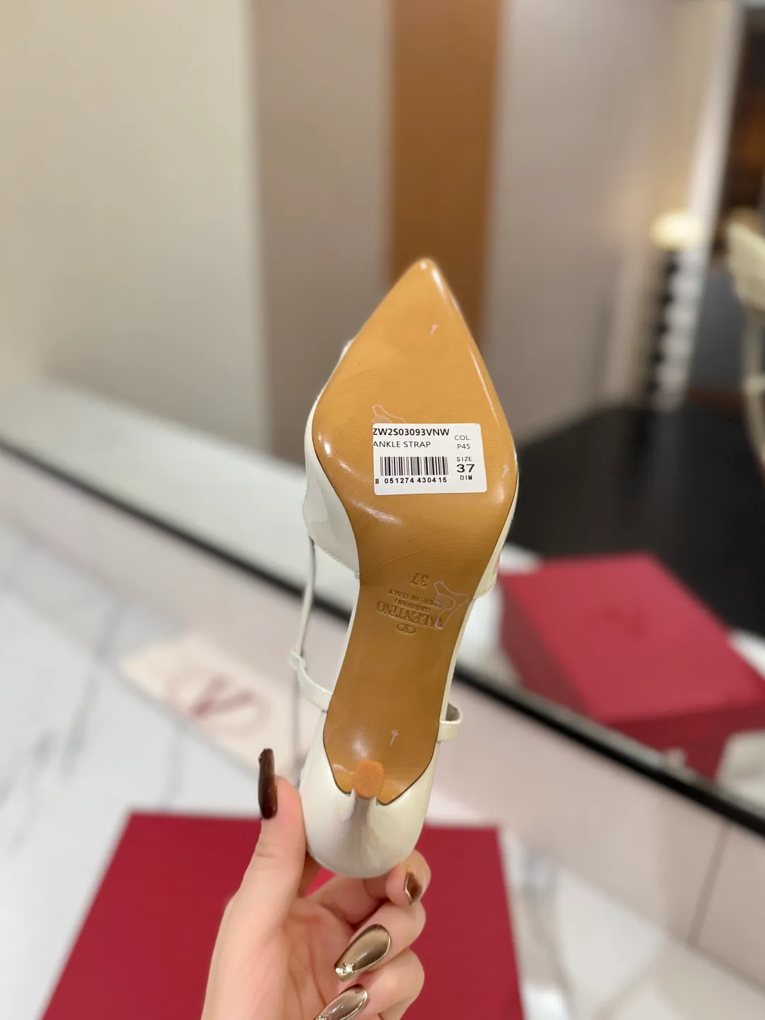 💕💕Factory direct selling price p520💕💕 Valentino launches a new series of sandals, sandals with pointed toe V-buckle sandals. The upper part of the foot is very pedicure-like. The key point is that it is very good and easy to control. It does not grind or tire your feet. It is a walking artifact! Metal VLOGO diamond buckle elements, full of high-end sense! It became sweet instantly.  The avant-garde VLOGO SIGNATURE shoe series interprets VALENTINO GARAVANI's candid attitude. Valentino Garavani V logo back hollow sandals with VLogo Signature decoration, platinum tone VLogo Signature decoration! Upper: imported patent leather Lining: imported goatskin Outsole: Italian leather outsole Heel height: 8cm Size: 35-39 (34-40-41-42 customized size)
